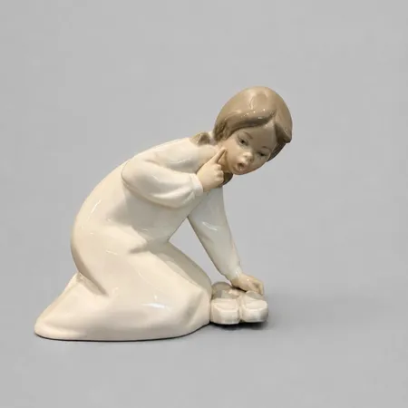 Figurin Lladro Flicka med tofflor, höjd ca 14cm, glaserat porslin. 