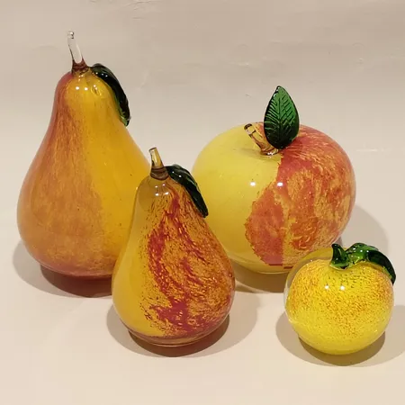 Fyra glasskulpturer i form av frukter, två päron, två äpplen höjd 6-15cm etikettmärkta Scancrystal, Estland Skickas med paket.