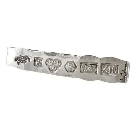 Slipsnål Silversmed Owe Johansson (född 1939), silver 925/1000, längd 65 mm, bredd 10,5-11,5 mm, tillverkad i Varberg 1998, fint skick, förefaller sparsamt använd  Vikt: 14,7 g