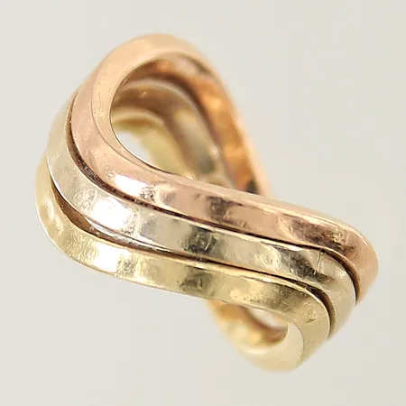 Ring stl:16 bredd 6,5mm sprickor på ringskena bucklig trefärgad 18K Vikt: 4,2 g
