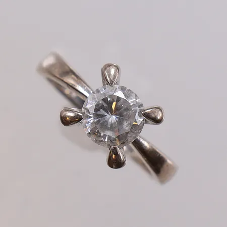 Ring med sten, stl:16 bredd 2-8,3mm, sten lös i fattning, GHA. 18K  Vikt: 3,3 g