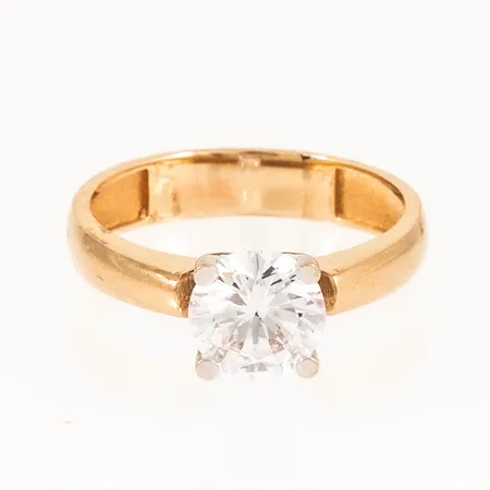 Ring med en cubic zirconia stl:17 bredd 3,9 - 7,2 mm 2,7g 14K.