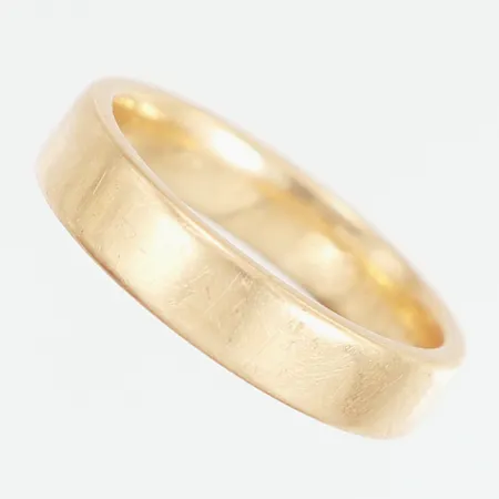 Ring slät stl:19¼, bredd: 5mm, gravyr, 18K Vikt: 8,3 g