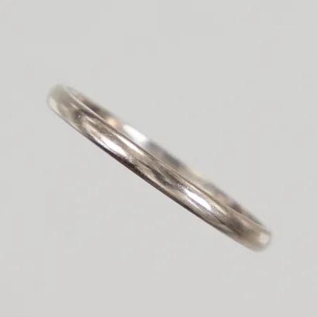 Ring stl 19 bredd 2mm, gravyr, vitguld 18K Vikt: 1,8 g