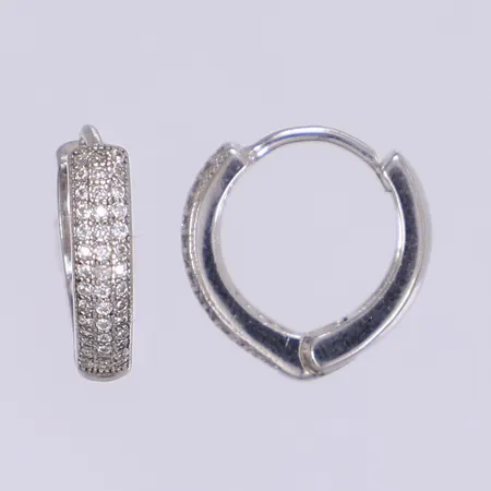 Ett par örhängen s k creoler med vita stenar Ø15mm silver 925/1000 Vikt: 3,7 g