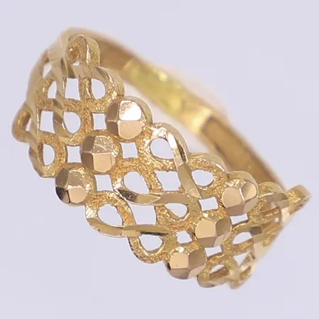 Ring med genombruten dekor stl:18 bredd 2-9mm 21K Vikt: 2,1 g