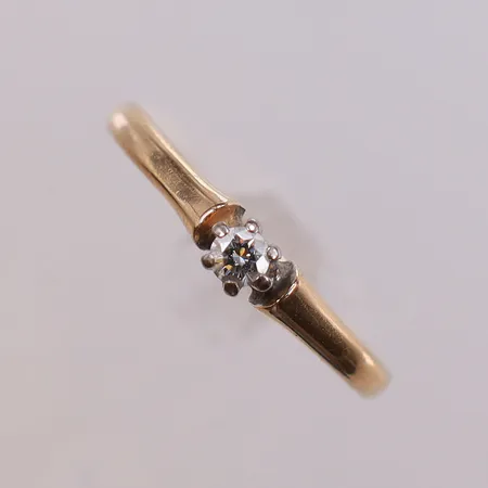 Ring med diamant ca 0,07ct, stl:16½ bredd 1,9-3,3mm. 18K Vikt: 2,3 g