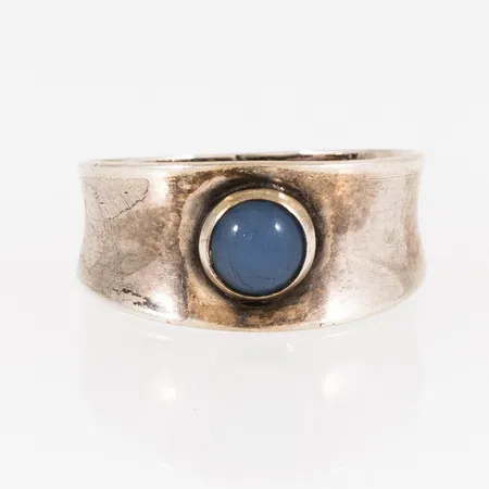 Ring doserad med ljusblå sten stl:18½ bredd 3,5-10,5mm, repig sten, silver 3,7g.