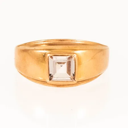 Ring med vit sten stl:18 bredd 2,6 - 9,9 mm 2,7g 18K.
