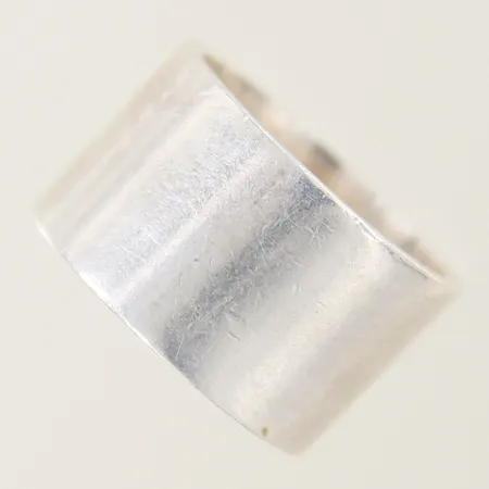 Ring slät stl:18¾ bredd 13,4mm matt yta med smärre repor silver 925/1000 Vikt: 12,5 g