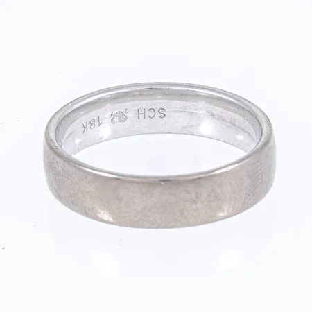 Slät ring vitguld skev gravyr 6,0g 18K.