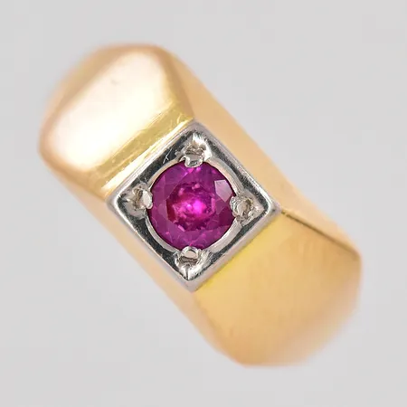 Ring med röd sten stl 16¼ graverad 18K Vikt: 2,8 g