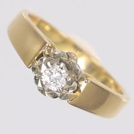 Ring med diamant 0,15ct W/SI enligt gravyr stl:17¾ bredd 2-6mm personlig gravyr 18K Vikt: 5,3 g