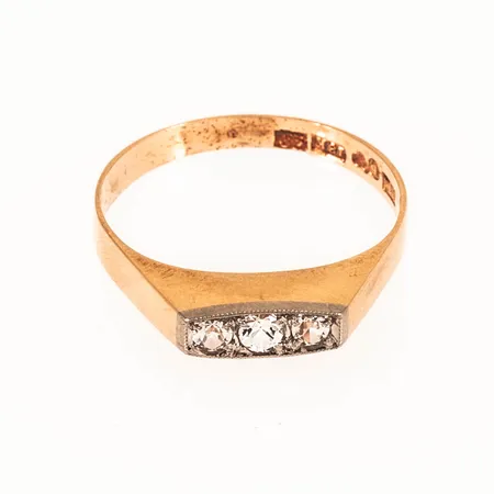 Ring med tre vita stenar stl:18¼ bredd 2,4 - 3,7 mm 1,8g 18K.