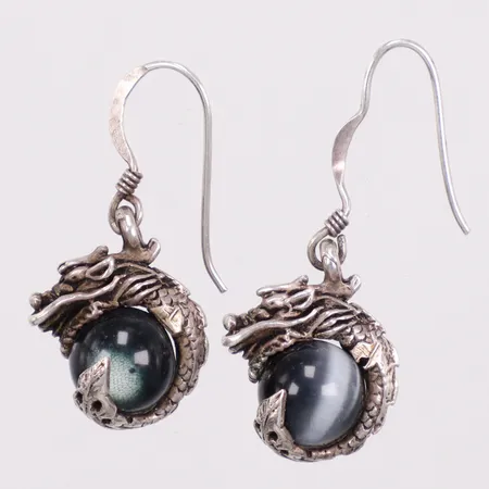 Ett par örhängen drakar längd 3,3cm bredd 14,8mm med svarta stenar silver 925/1000 Vikt: 4,9 g