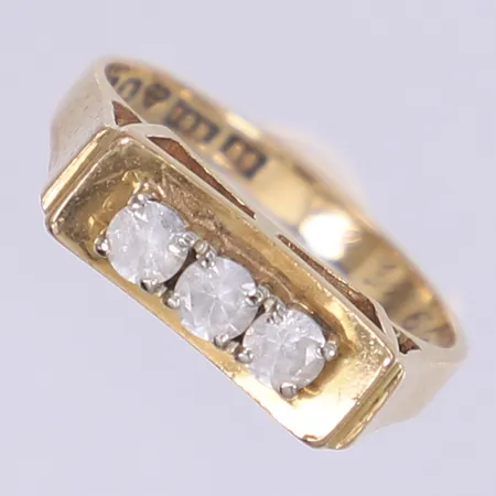 Ring med vita stenar stl:17½ bredd 3-5mm Georg Kaplan Stockholm 1966 gravyr 18K Vikt: 4,1 g