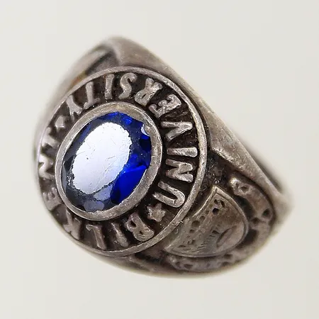Ring med blå sten samt mönstrad dekor stl:18 bredd 5,5-16,3mm, skadad sten silver 900/1000 Vikt: 8,6 g