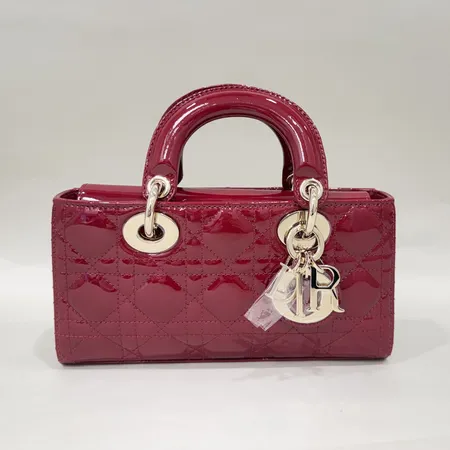Väska Christian Dior Small D-Joy Lady Bag Cherry Red Patent Cannage Calfskin referensnr: M0613OWCB serienr: 88MA 0276, 22x11x6 cm, 2 axelremmar, kvitto från Dior Birger Jarlsgatan, dustbag, kartong, papperskasse, totebag från NK medföljer