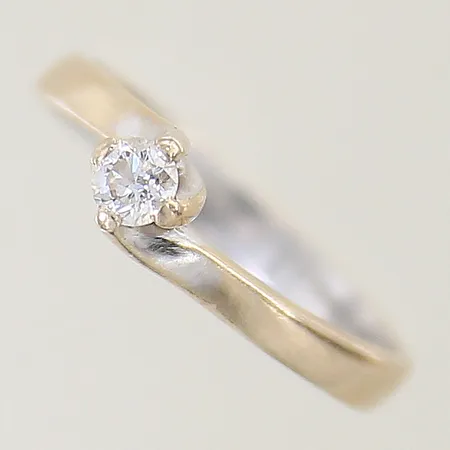 Ring med diamant ca 0,16ct stl:17¼ bredd 3-5mm behov av omrodiering, vitguld 18K Vikt: 3 g