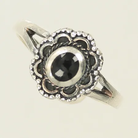 Ring med mönster och svart sten, stl 17, bredd 2-10,5mm Silver 925/1000 Vikt: 2,5 g