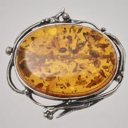 Brosch 31x32,5mm,  Bärnstens liknande sten, 925/1000 silver, 6,73g.
