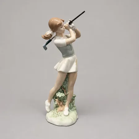 Figurin Lladro, Nao, Out of the rough, höjd ca 24cm, glaserat porslin, fläckar, golfklubba lös.