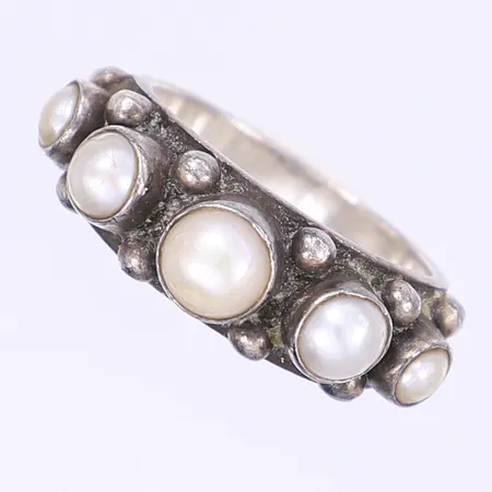 Ring KumKum med pärlor stl:18½ bredd 5-8mm bruksslitage silver 925/1000 Vikt: 8,4 g