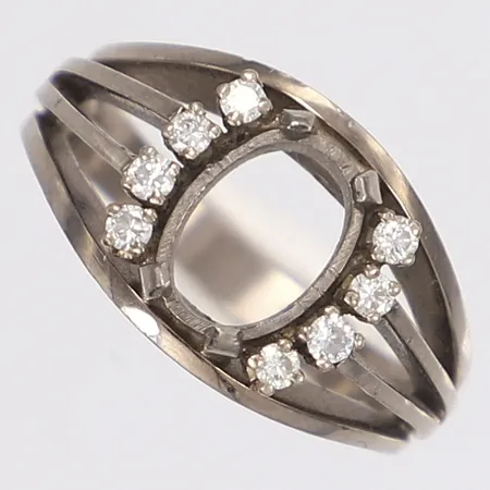 Ring med diamanter totalt ca 0,22ctv stl:18 bredd 3-12mm gravyr saknar sten vitguld 18K Vikt: 8,5 g