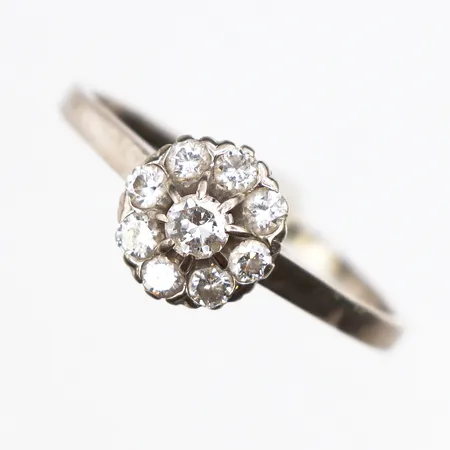 Ring med 9 diamanter 0,40ctv enligt gravyr, Stl:18¼, bredd: 1,4-8,5mm, vitguld, 18K Vikt: 2,5 g