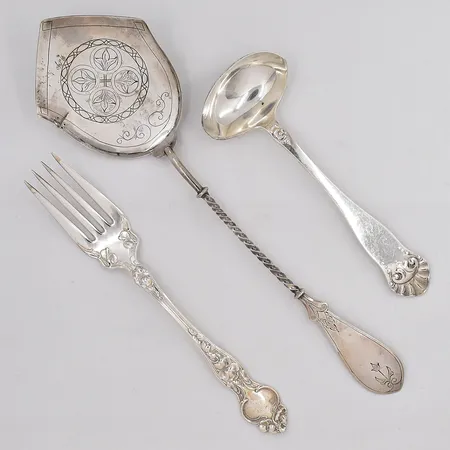 Bordsgaffel 18cm Såsslev 15cm Bakelsespade 25cm defekter gravyrer 830/1000 silver Vikt: 115,4 g