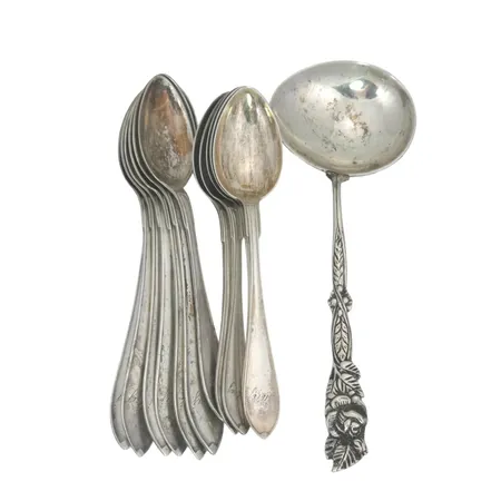 Diverse silverbestick 13 delar, varierande längd, gravyr/bruksmärken Vikt: 189 g