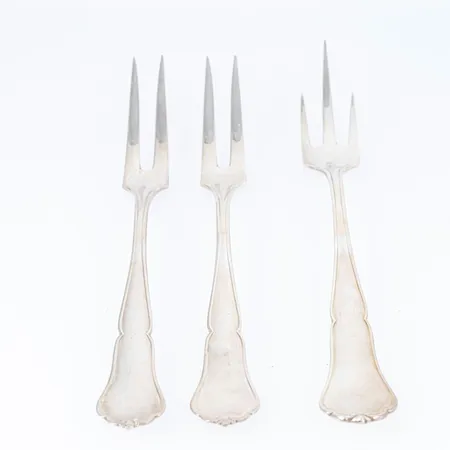 Finsk Chippendale i silver (830/1000) tre uppläggningsgafflar. Längd 150 & 160 mm. Finska stämplar med svenska importstämplar. Bruksskick. Vikt 71,3g. 