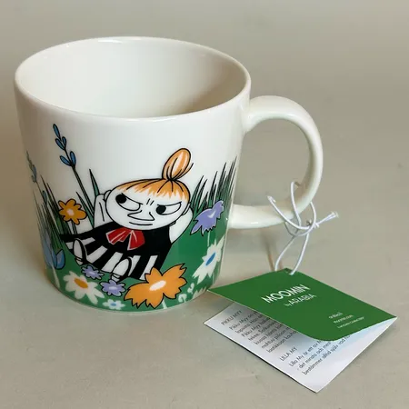 Muminmugg Lilla My på ängen (2022-) Arabia höjd 8 cm Ø 8,5 cm etikettmärkt samt lapp, porslin Skickas med paket.