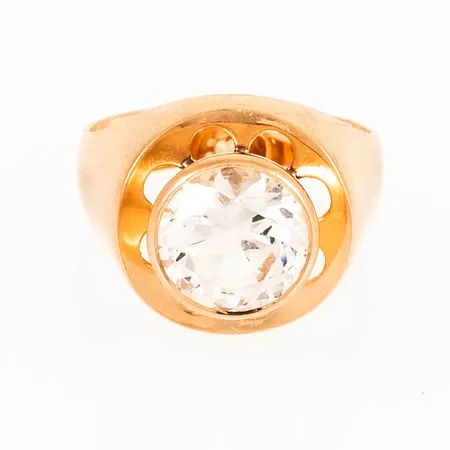 Ring med vit sten stl:18¼ bredd 4,1 - 15,3 mm 5,6g 18K.