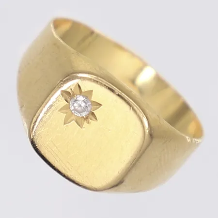Ring med vit sten s k klackring stl 19 bredd 5mm något skev 18K Vikt: 3,9 g