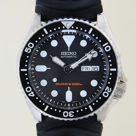 Herrur Scuba Divers 200m stål automatisk Ø42mm referensnr: 7S26-0020 serienr: 693854 dag/datum, gummiband original, box 