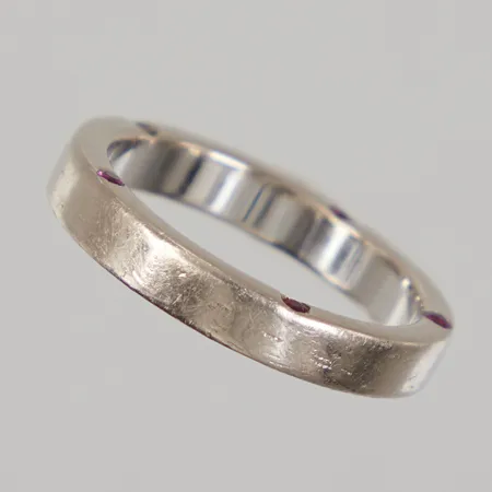 Ring med röda stenar ca stl:17 bredd 3,4mm, Schalins, vitguld, 18K, Vikt: 5,7 g