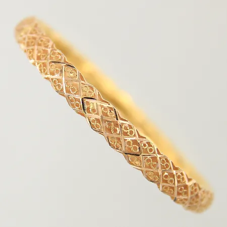Armring med genombruten dekor Ø5,5cm bredd 6mm, ihålig, 21K Vikt: 9,3 g