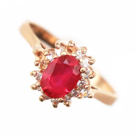 Ring med syntetisk rubin samt vita stenar, Stl:17½, bredd: 2,1-11mm, en sten saknas, 18K Vikt: 3,4 g