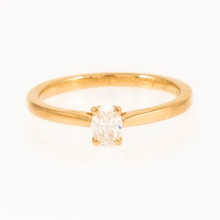 Ring med en oval labbodlad diamant 0,30ct Guldfynd stl:17½ bredd 1,9 - 5,4 mm 2,9g 18K. Gravyr. Modell Electra från Guldfynd nypris 15.998kr.