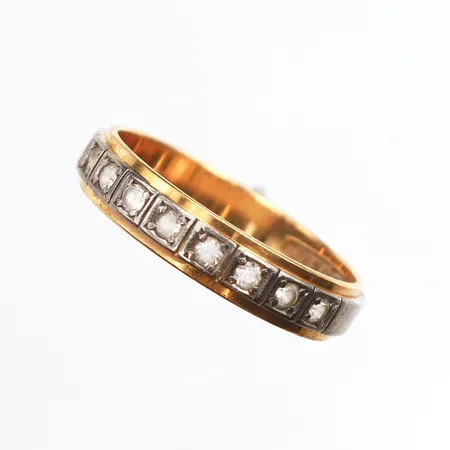 Ring med syntetiska spineller, stl 19½, bredd 4,6mm, Ceson Guldvaru Ab Göteborg 1970, 18K röd och vitguld Vikt: 4,4 g