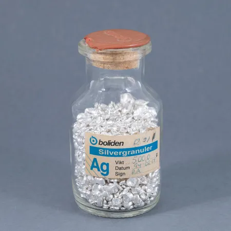 Glasburk med silvergranuler från Boliden. Nettovikt 500g finsilver 999/1000. 
