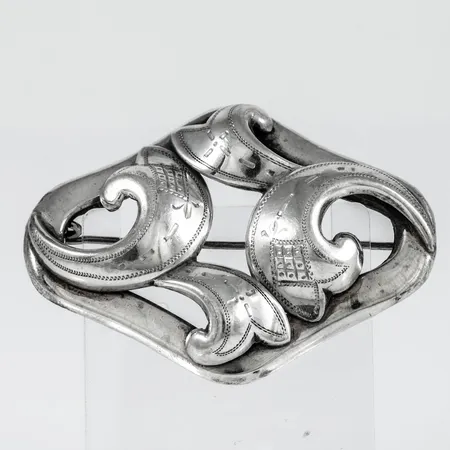 Brosch allmogestil 49,5x36mm, silver 8,6g.