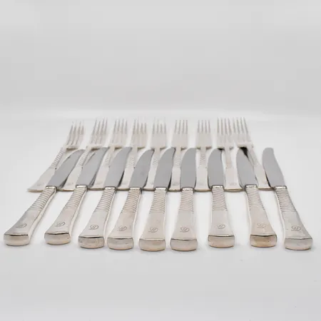 9 matgafflar 21,5cm 9 Matknivar med stålblad 25,5cm Hallberg, monogramgravyr 830/1000 silver Vikt: 1425,3 g
