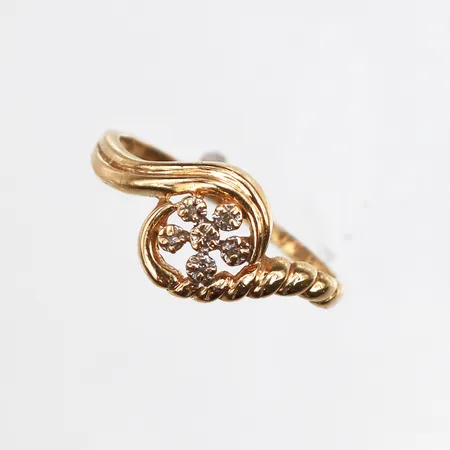 Ring med 6 diamanter 0,018ctv enligt gravyr, Stl:17¼, bredd: 1,4-9,5mm, Guldfynd, 18K Vikt: 2,1 g