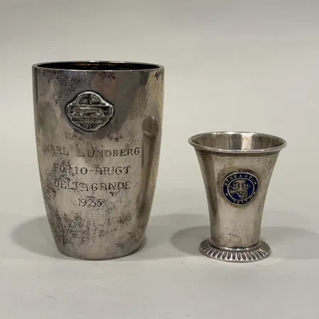 2 Bägare färgbortfall, bucklig, gravyr silver 830/1000 Vikt: 72,7 g