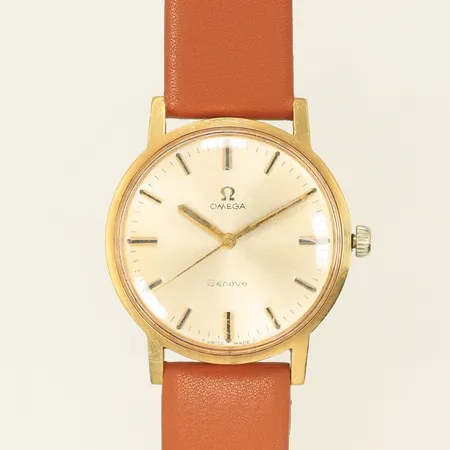 Herrur Omega Genève, manuell, Ø33mm, boett i 18K,  läderband ej orginal, repigt glas, gravyr, går ej, bucklor på bakboett 18K 