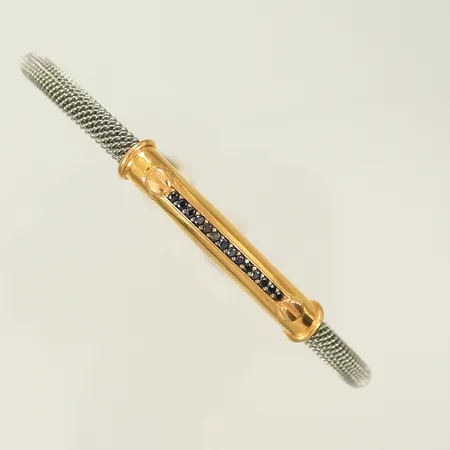 Armring tvåfärgad med 18K vitguld och 21K gulguld, svarta stenar och okänd metall inuti. 12,5g totalt. 