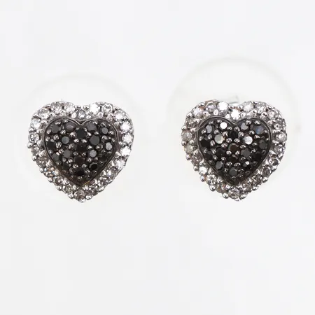 Ett par örhängen hjärtan med diamanter 46 x ca. 0,005 samt svarta diamanter 38 x ca. 0,005ct, 8x7,7mm, stift, Guldfynd, vitguld, tillhörande etui, 18K Vikt: 2,1 g
