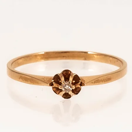 Ring med en 8/8-slipad diamant ca 0,01ct stl:16½ bredd 1,4-4,5mm, 14K 1,0g.